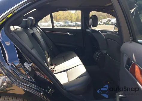 2011 Mercedes-Benz C 300 Luxury 4Matic/Sport 4Matic z USA, uszkodzony, nr VIN WDDGF8BB3BR160257